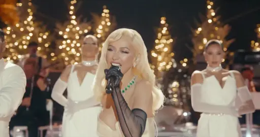 🎤🌟 CHRISTINA AGUILERA: “MY FAVORITE THINGS (LIVE FROM PARIS)” YA ESTÁ AQUÍ 🌟🎤 La Voz del Siglo vuelve a iluminar el mundo. Christina Aguilera acaba de liberar oficialmente “My Favorite Things”, disponible desde este momento en todas las plataformas de música: Spotify, Apple Music, YouTube Music, Google Music y absolutamente todas las apps donde se respira música. Este lanzamiento no es solo un estreno: es un evento histórico, un regalo anticipado de Navidad para nosotros, sus fans y para la industria musical. #christinaaguilera #Xtina #Christmas @Christina Aguilera 