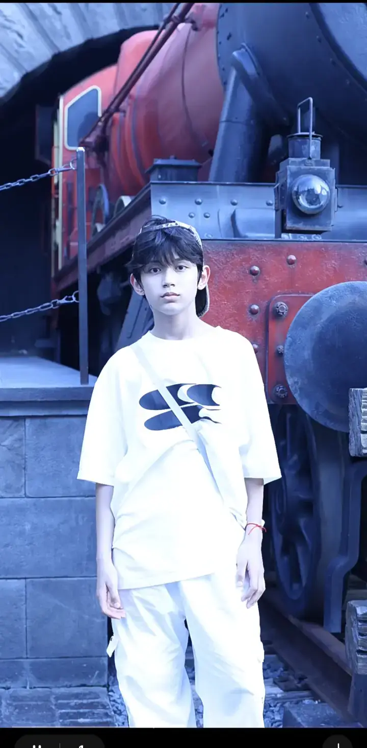 nih ada yang minta foto Yousef pake baju putih 🫰🫰 dan lunas yaaa #plisssfyp #yusofie #erikdracin #4u #masukberanda @尤索菲(yousef) 