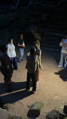 តើអ្នកដែលឈញញឹមមើលមកខ្ញុំគាត់ជាអ្នកណា? 