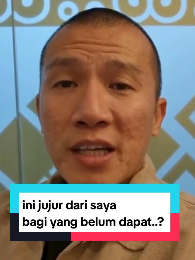 #FELIX SIAUW sifat yang menyatakan kesesuaian antara perkataan dan perbuatan, atau sikap tulus, lurus hati, dan tidak berbohong. Kejujuran merupakan nilai moral penting yang mencakup integritas, transparansi, dan konsistensi dalam bertindak dan berbicara sesuai dengan kebenaran. Manfaatnya termasuk membangun kepercayaan, meningkatkan rasa damai, dan menumbuhkan rasa percaya diri.  Pengertian jujur Kesesuaian antara ucapan dan tindakan: Mengatakan sesuatu yang sesuai dengan apa yang sebenarnya terjadi dan melakukan tindakan yang sejalan dengan perkataan tersebut. Sikap lurus hati: Mengacu pada ketulusan dan tidak berbohong, menipu, atau curang dalam berbagai situasi. Integritas: Bertindak sesuai dengan nilai-nilai dan prinsip yang diyakini tanpa kompromi, kata FAI UMA.  Manfaat perilaku jujur Mendapat kepercayaan: Orang yang jujur cenderung lebih dipercaya dan dihormati oleh orang lain. Membangun hubungan baik: Kejujuran adalah fondasi untuk hubungan yang sehat dan harmonis. Meningkatkan kedamaian dan kebahagiaan: Menjalani hidup secara jujur dapat membawa ketenangan batin. Meminimalkan masalah: Mengungkapkan kebenaran dapat membantu menyelesaikan akar masalah dengan lebih cepat. Membuka pintu rezeki: Dalam konteks bisnis, kejujuran akan menumbuhkan kepercayaan pelanggan dan mitra usaha.  Contoh perilaku jujur Mengakui kesalahan yang telah diperbuat. Tidak menyontek saat ujian atau mengambil barang milik orang lain. Berani menyatakan pendapat secara terbuka. Tidak berbohong, baik dalam perkataan maupun tindakan. Berjanji dan menepati janji tersebut.  #fyppppppppppppppppppppppp #bismillah #saatini #islamic_video 
