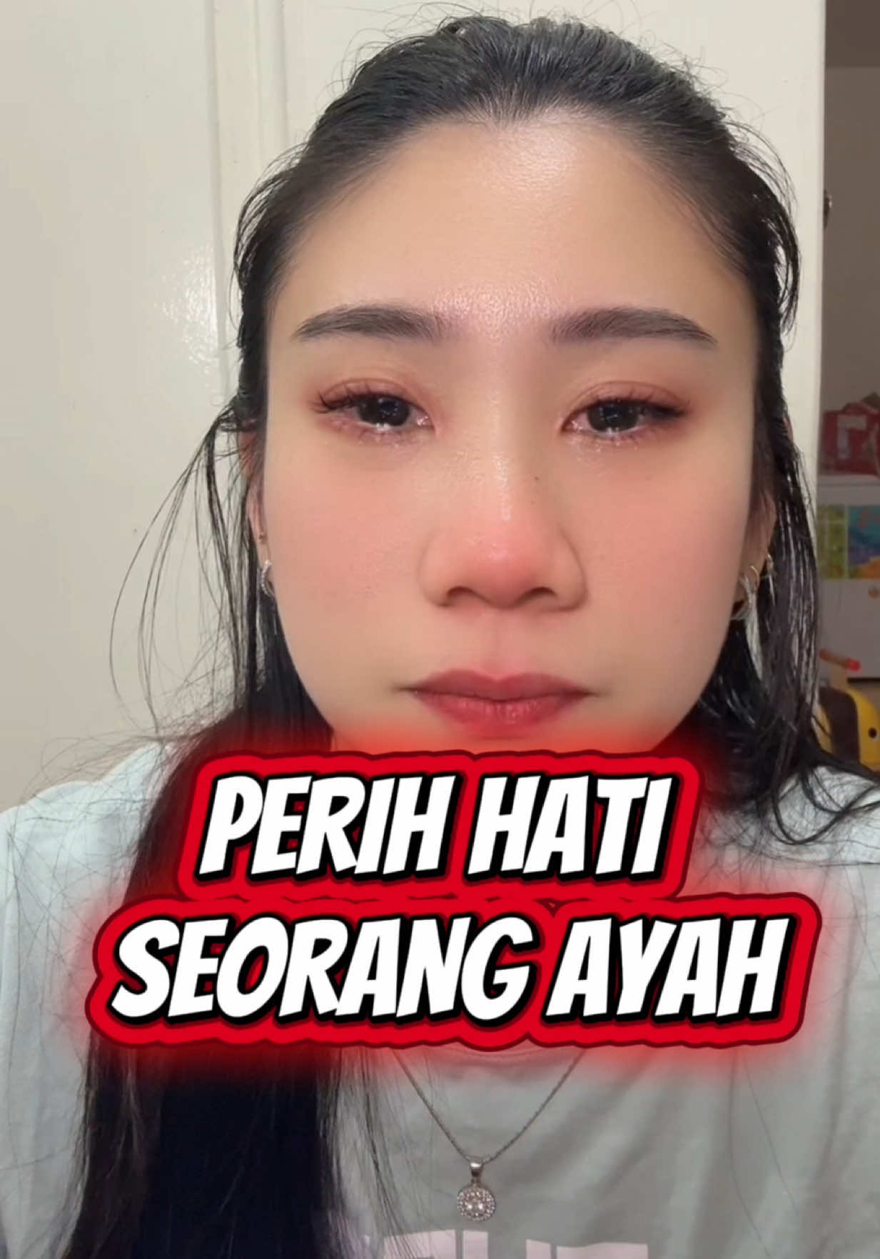 Ayah selalu terlihat kuat… tapi tidak ada yang tahu seberapa sering ia menahan luka sendirian.  Di balik senyumnya, ada cerita yang tidak pernah ia ceritakan kepada siapa pun.  #RenunganHati #UntukAyah #PerjuanganAyah #PengorbananAyah #HargaiAyah