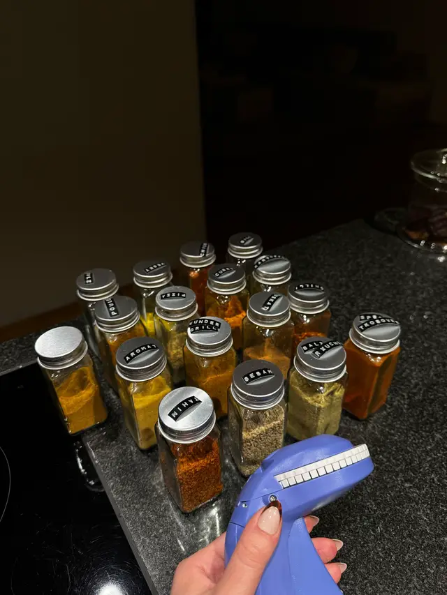 Verliebt in die kleinen Momente. 🤍 Sommer bis jetzt… nur Dinge, die sich warm, ruhig und echt angefühlt haben. Mein Zuhause, meine Menschen, mein Alltag, nichts Perfektes, einfach Leben. ✨ E dashuruar pas momenteve të vogla. 🤍 Nga vera deri sot… gjëra të thjeshta, të qeta, që më ngrohin zemrën. Shtëpia ime, njerëzit e mi, përditshmëria ime, asgjë perfekte, thjesht jetë. ✨ #jon#jonaamorro#photodumpm#momentes#aesthetictaime