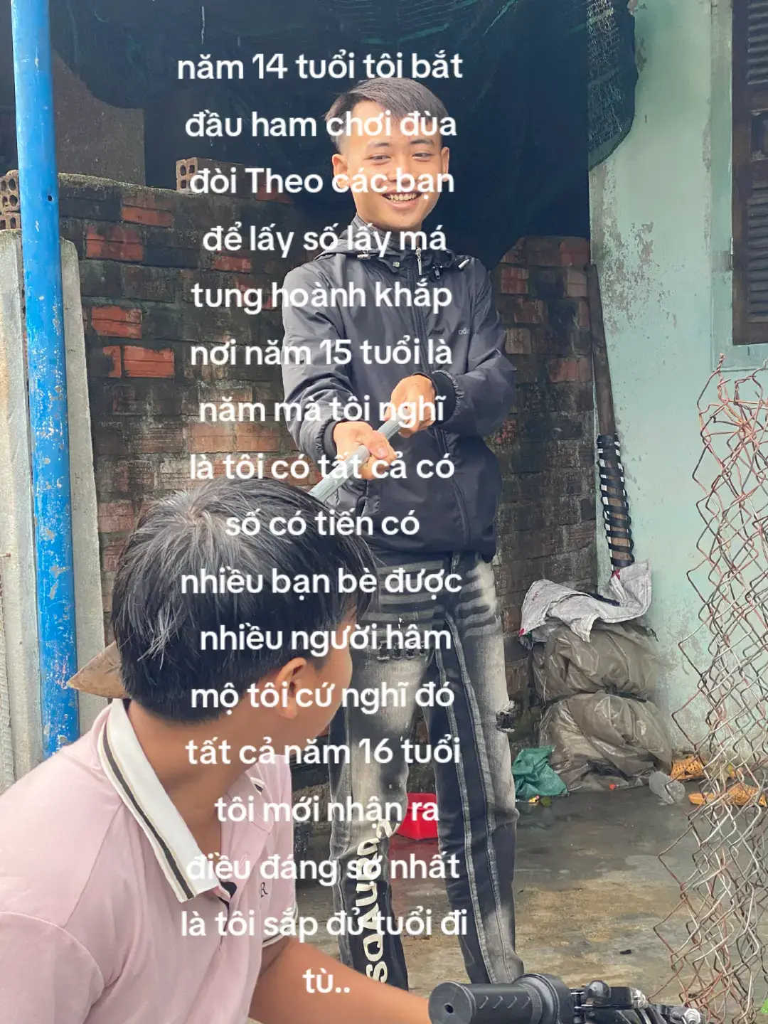 năm tôi 16 tuổi tưởng mình là vua của thế gới, tôi sinh ra trong một gđ ko quá khá giả, nhưng đủ ăn đủ tiên bố mẹ tôi làm lụm để mong tôi ăn học tử tế cho nên người, nhưng mà khi tôi bước vào cấp 3 con người tôi như thay đổi, tụ tập gây rối ở cái lúc mọi người ngủ hết không chịu học chỉ để chứng minh với banh bè rằng mình chất khi ấy tôi biết đến cái trò cbm lúc đầu tôi nghĩ mình chỉ chơi cho vui nhưng khi tôi đâm quá sâu vào nó tôi đánh mất niềm tin gđ, xe cộ, nợ nần trồng chất lên tôi bắt đầu nghĩ đến đi làm 3 tháng hè để trả nợ từ đầu rất suôn sẻ nhưng khi đồng tiền kiếm ra mệt nhọc làm tôi lại suy đánh liều mình để rồi nợ càng thêm nợ, lúc đó tôi hết cách chỉ còn bt khóc lóc van xin với lòng mình rằng giải thoát ra cái vũng lầy đó thì tôi mới nhận ra rằng lúc khốn khổ ấy những người tôi gọi là bạn họ chả thấy đâu hoàn toàn biến mất chỉ còn lại chính mình trong bầu trời u tối tuyệt vọng khiến tôi hoàn toàn tỉnh ngộ t. tôi muốn khuyên các bạn rằng 1 đừng bao giờ dính vào cbm ở cuộc đời này chỉ có tự làm tự ăn. 2 nếu đang còn đi học thì hãy cố học đừng ra đời sớm, lúc đó bạn sẽ bị chà đạp bởi xh. 3 đừng thân thiết với bất kì ai quá hãy biết giữ mình ❤#xhhhhh #conxinloime#xhtuoi16