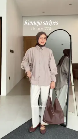 Kemeja stripes tapi lengannya ruffle. Warna MOCCA nya cakep bgt ❤️  @Dope And Adapt  #kemeja #kemejastripe #ruffle #outfitideas 