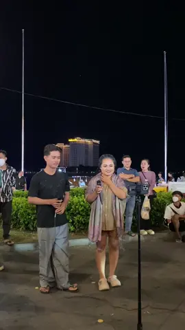 ម្ចាស់ដើមនៅនេះ🤣😩ខ្ញុំបាទអ្នកដេគ័រទេណា តិចច្រឡំអ្នកចម្រៀងអីទៅ😩😂