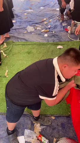 #Anh lau mồ hôi a lại lên tiếp.