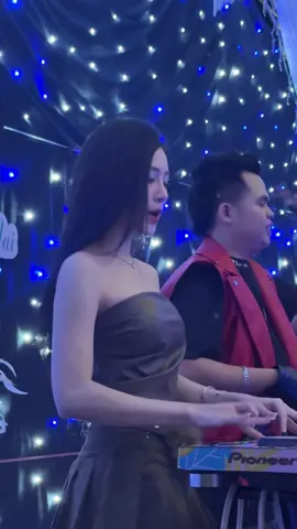 Đám cưới mà mọi người cứ thích nghe nhạc thất tình nhờ😅 thui hem sao thích gì Mia cũng chiều nè🫶😍#dj #djMia #wedding #viral #donganhhanoi 