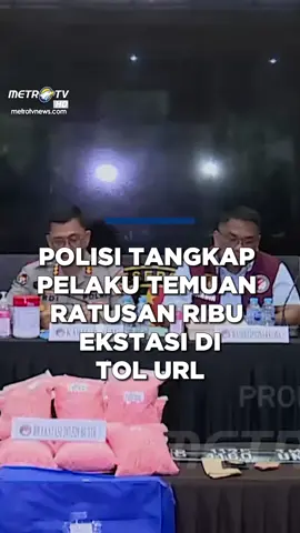 Mabes Polri telah merilis hasil pemeriksaan kasus penemuan paket besar berisi 200.000 pil ekstasi yang ditemukan di dalam mobil usai terlibat kecelakaan di Tol Lampung. Insiden kecelakaan ini secara tak terduga mengungkap jaringan peredaran narkoba yang melibatkan kurir residivis. ​Tersangka utama berinisial MR (43), yang merupakan residivis kasus narkoba, diketahui menghisap sabu sebelum melanjutkan perjalanan, yang disinyalir menjadi penyebab utama ia tidak dapat mengendalikan mobilnya hingga terjadi kecelakaan di KM 136 jalan tol Lampung. #MabesPolri 