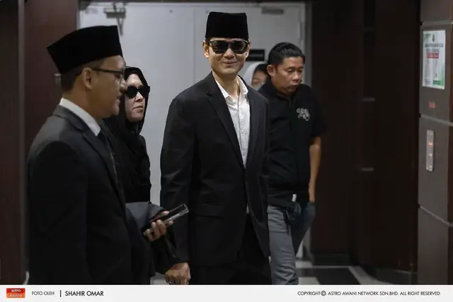 Keputusan tuntutan hadanah atau hak penjagaan anak yang difailkan penyanyi Ahmad Nubhan Ahamad berakhir dengan keputusan memihak kepada Dr Afifah Hidayah Tawfek. Keputusan tersebut dimaklumkan peguam syarie yang mewakili Dr Afifah, Datuk Akberdin Abdul Kader ketika ditemui selepas perbicaraan hadanah dan majlis sulh selesai di Mahkamah Syariah Shah Alam, pada Rabu. 📸: Foto Astro AWANI/Shahir Omar  #AWANInews