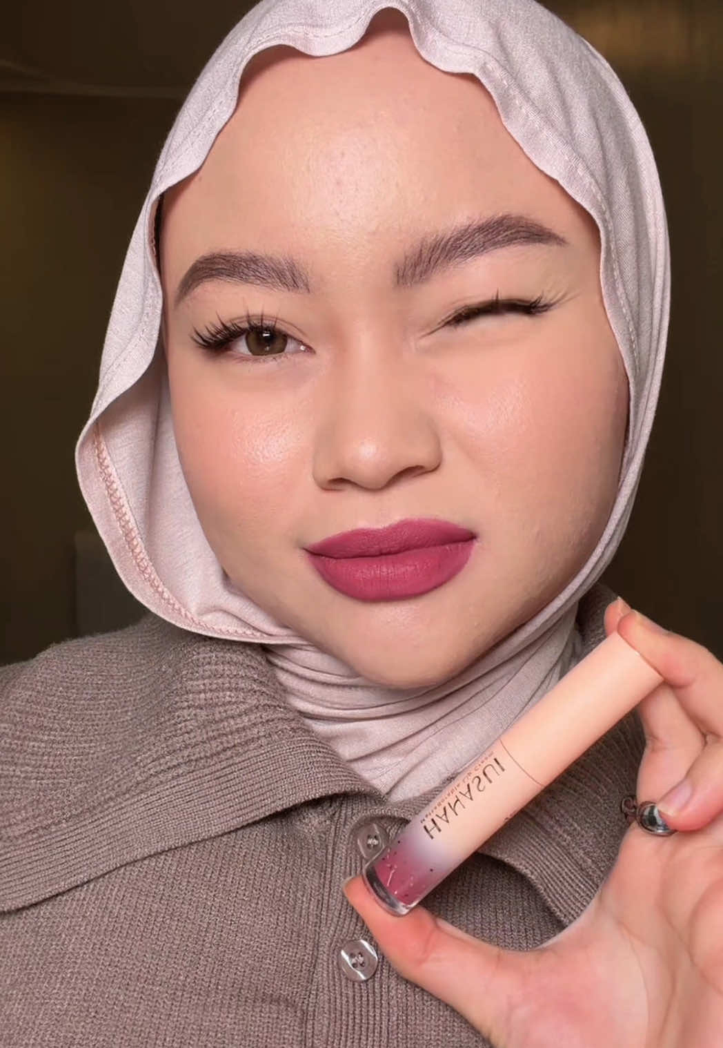 FOMO jg nih soalnya pada bikin kiss cam transition pake hanasui💄💋 #hanasuilipcream #lipcreamlokal #transition 