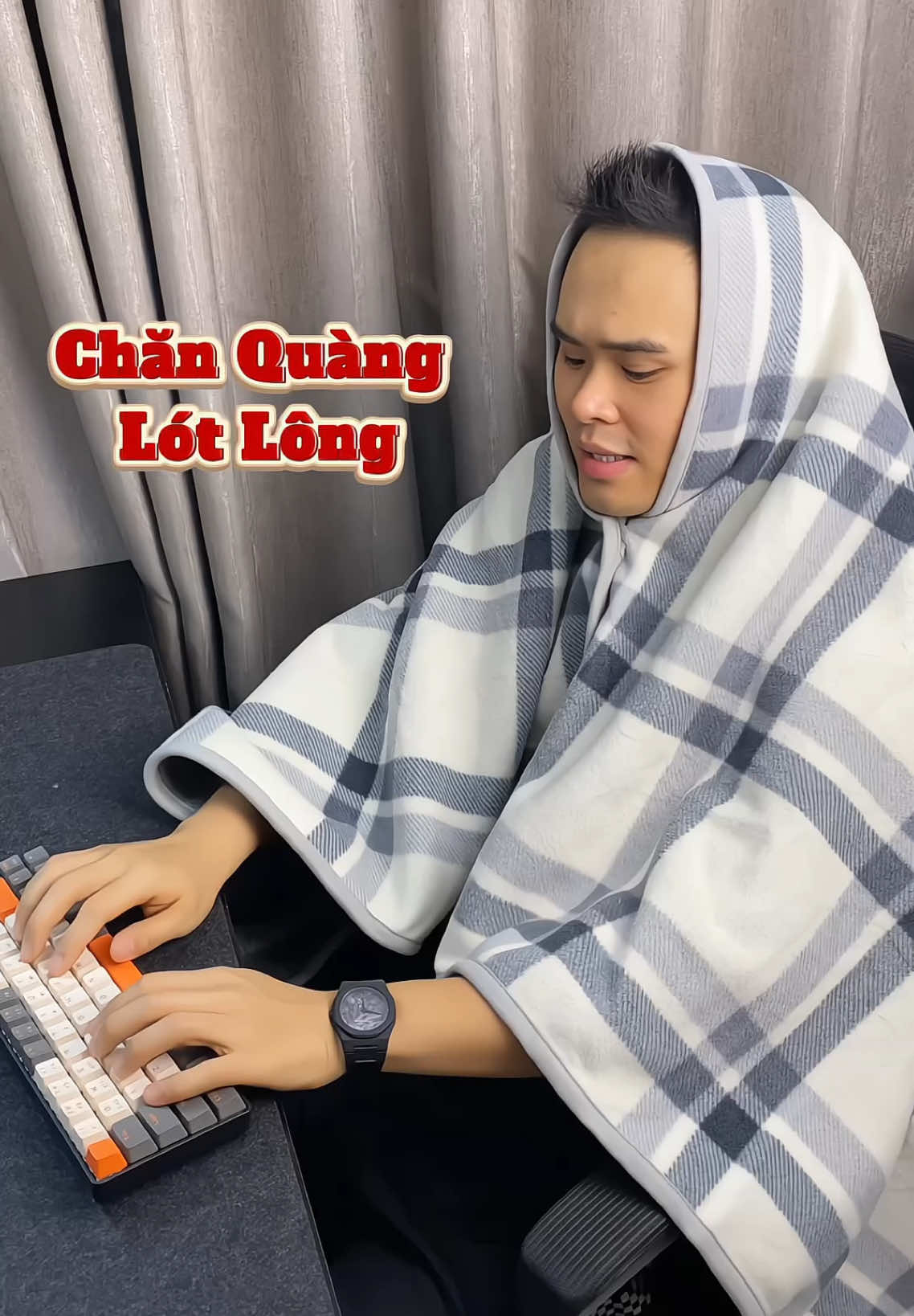 ❄️ Có quả chăn đắp này ngồi làm việc đỡ sợ rơi, không cần mặc nhiều lớp áo. Quá hợp lí luôn mn ơi 😅 #aochoangvanphong #aochoang #chăn 