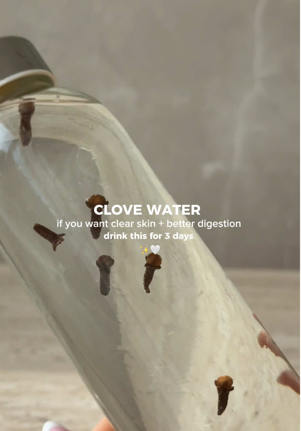 ↓ clear skin + happy gut in 3 days?  ✨ my newest obsession: clove water ✨ I’ve been drinking this simple mix every other morning and it’s honestly such an underrated ritual. 🤍clove water is known for: boosting digestion — cloves stimulate digestive enzymes and reduce bloating. anti-inflammatory + antioxidant — helps the body fight free radicals and inflammation. supporting clear skin — thanks to its antibacterial properties and detox effect. boosting metabolism — can gently support fat metabolism and detoxification. strengthening immunity — cloves are rich in antioxidants and Vitamin C. freshening breath — naturally antibacterial, helping oral health too(and yes, it makes you smell amazing) It’s the kind of tiny habit that makes you ✨feel good from the inside out✨ try it and tell me 🫶🏻 #clovewater #clove #clearskin #digestiontips #smellgood 