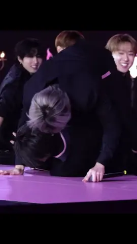 OMG LEEKNOW TRYING TO KISS I.N (and the members watching👀) #straykids #leeknow #han #IN #skz 