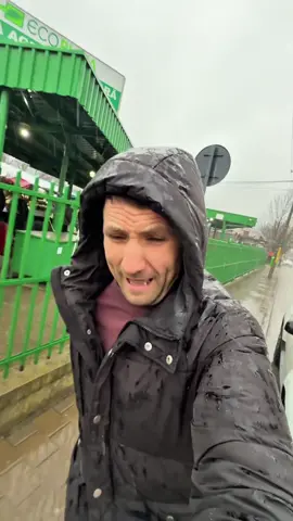 Când mă trimite soția la cumpărături, merg, de bună voie, chiar și prin ploaie #FabricaDeFum #Iasi #mezeluri #PiataPacurari #mancare 