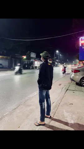 #phố năm ấy là phố đã cũ,quán năm ấy là quán ven đường,người năm ấy họi là người đã cũ,ta bây giờ là của con người phong xương..