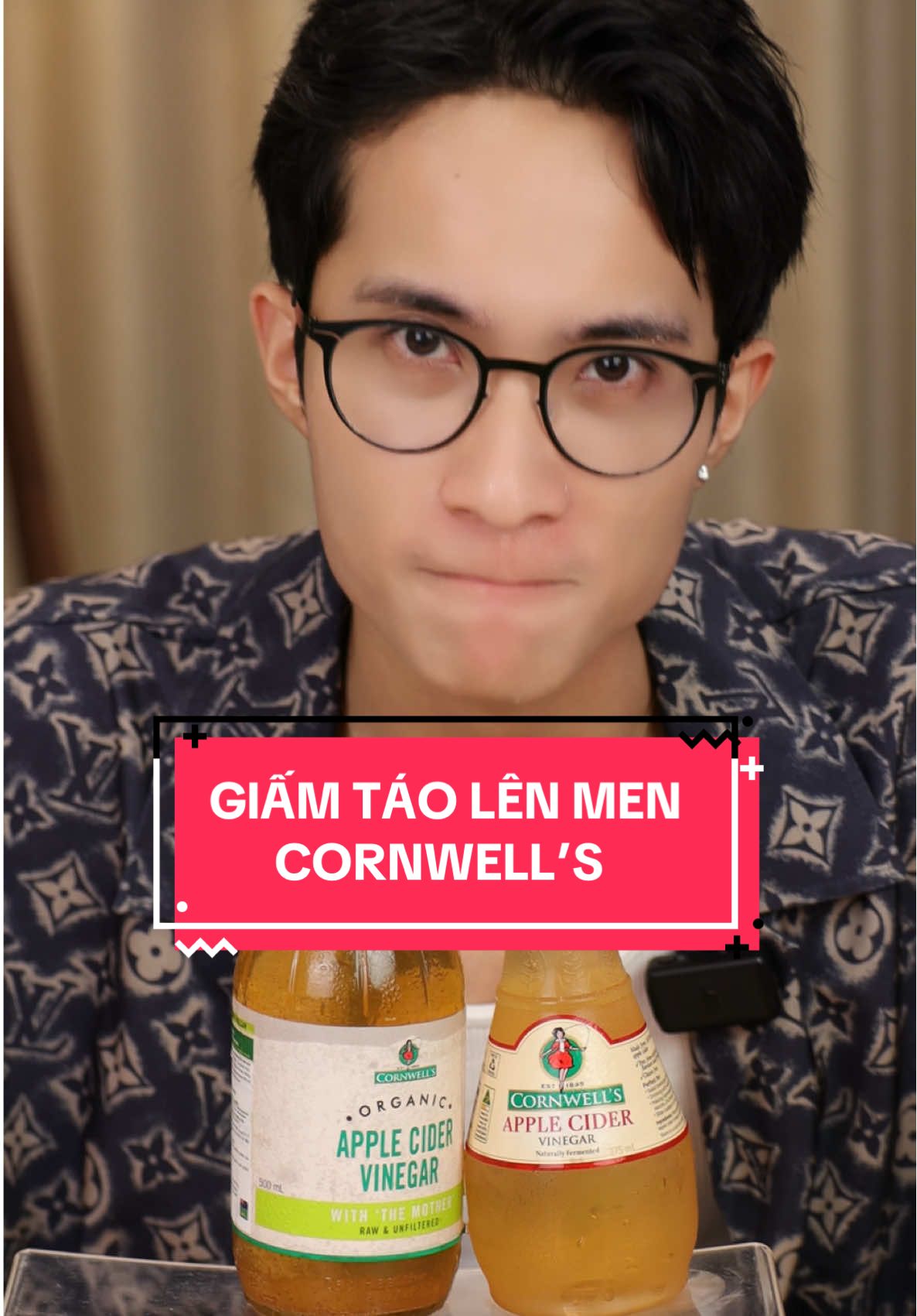 Mọi người ai hay uống giấm táo hoặc đang phân vân chưa biết chọn loại giấm táo nào ổn thì nên thử ngay chai giấm táo Cornwell’s nha. Tui sử dụng thử rồi mới thấy bất ngờ nè. Trong chai giấm này có “giấm mẹ” luôn nha, nên nó giữ nguyên được enzyme + lợi khuẩn, uống vào người nhẹ bụng hơn, tiêu hóa ổn hơn mà mùi không gắt á. Pha với nước ấm hoặc thêm tí mật ong là vừa dễ uống vừa có tác dụng tốt luôn. Ai muốn giữ dáng, hỗ trợ tiêu hóa hoặc cải thiện mùi cơ thể thì sắm ngay 1 chai về đi mọi người #lepthelittlekid #tiktokmentor #LearnOnTikTok #cornwells #giamtaohuuco 