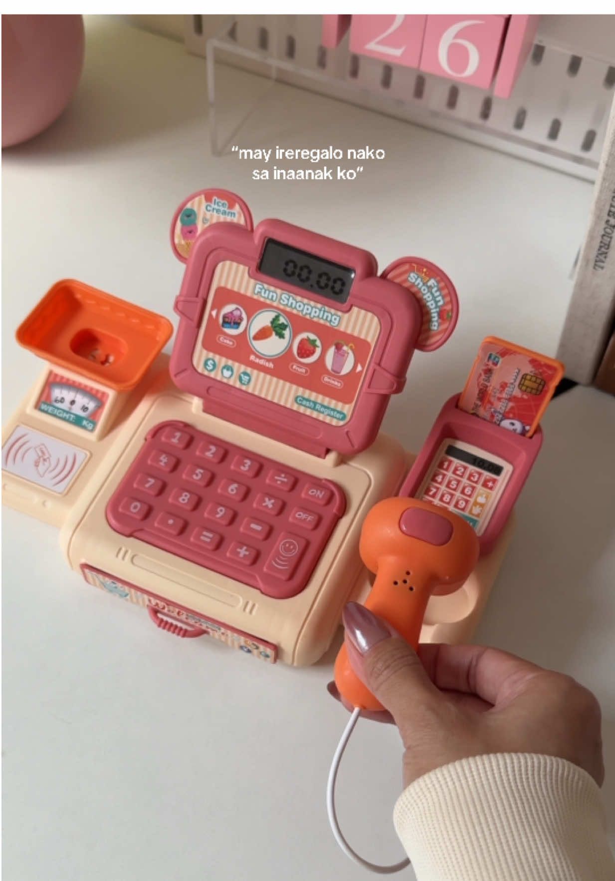 Pwede namang laruin ko muna di ba? 🤭 #cashregistertoy #cashregisterforkids #christmasgiftforkids #kidstoys #toysforkids 