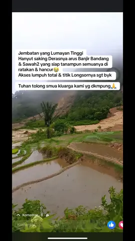 Bantu share agak sgra di krim Bantuan oleh pihak terkait. Banjir Bandang & Jembatan yg lumayan tinggi pun smpai terseret arus sungai yang sgt deras. Sdh bisa kita byangkan gmna kuatnya arus dan Gunung yang longsor menutup akses keluar msyarakat di Desa Batunagodang Siatas 😭. Mati lampu & sinyalpun susah skrg. Krn desa ini Persis dibwah Kaki Gunung Dolok Pinapan & Gunung Kecil Dolok Nauli, dan dbwah Dolok Nauli inilah jalan satu2 nya yg dmna skrg sdh longsor & panjang memutus jalan. Msyarakat saat ini berkmpul di satu titik krn kwatir akan ada longsor susulan krn smpai saat ini Hujan masih terus turun.  Smpai saat ini blm ada Bantuan yg dtg. Mhon sgra di tinjau pak @Oloan Paniaran Nababan @Pemkab Humbang Hasundutan #banjirbandang #longsor #humbanghasundutan #fyp 