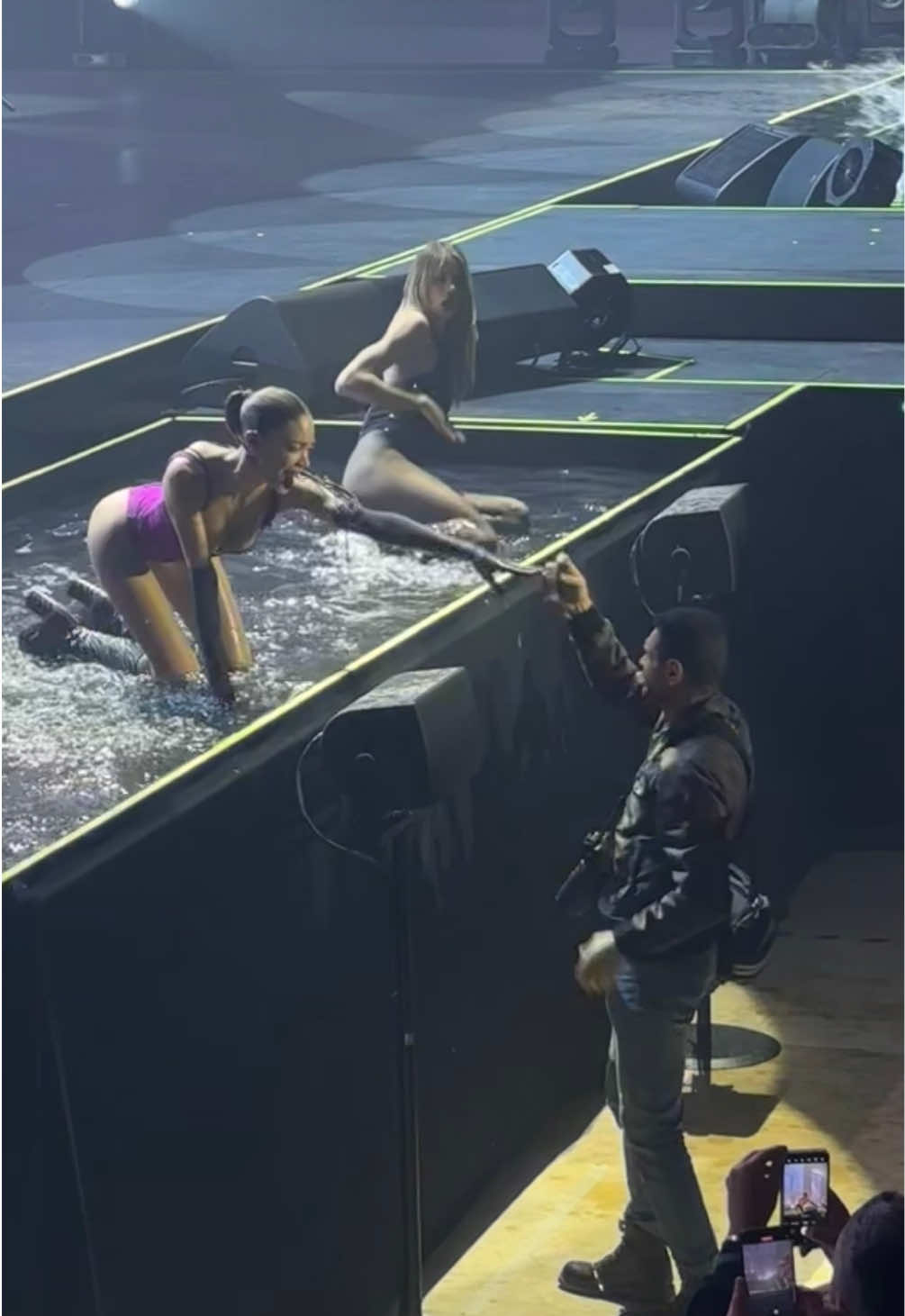 È stato rimproverato BEN 3 VOLTE da 3 persone diverse lei compresa considerando che la prima volta è stata abbastanza gentile da spostargli il telefono con molta gentilezza, lui non contento ha fatto il giro dall’altro lato del palco e il resto lo conoscete!! La distanza da cui riprendeva l’uomo in questo video è palesemente visibile. L’unica cosa che mi viene da dire a questo soggetto è di vergognarsi!  Anche quando una persona sceglie liberamente di mostrarsi, di esprimersi o di mettersi a nudo sul palco o altrove, questo non dà mai a nessuno il diritto di invadere la sua intimità o di oltrepassare i limiti del rispetto. PER IL RESTO ELODEA SEI STATA ATOMICA ⭐️💣 #elodie #messinaconcertoelodie #concerto #messina 