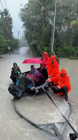 #ช่วยผู้ประสบภัยน้ําท่วมภาคใต้  #ตํารวจสามจังหวัดชายแดนใต้ 