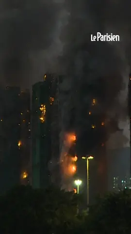 Un incendie s’est déclaré dans les échafaudages en bambou d’un complexe résidentiel, à Hong Kong, ce 26 novembre. Au moins quatre personnes, dont un pompier, sont décédées et deux personnes ont été grièvement blessées. Ce quartier résidentiel compte plus de 2000 logements au total, répartis dans huit immeubles. #sinformersurtiktok #incendie #fire #flamme #feu #hongkong