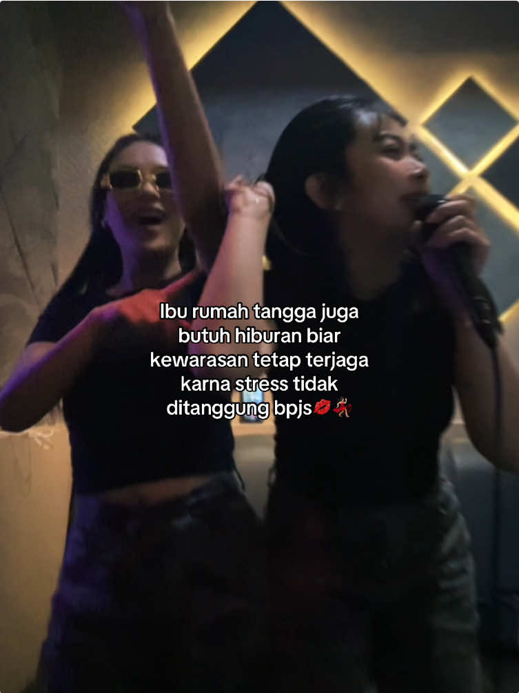 #CapCut psikolog mahal syg🫵🏻mending karaokean di @studiofamilykaraokeofficial #karaoke #tetapwaras #ciwalkbandung #studiofamilykaraoke 