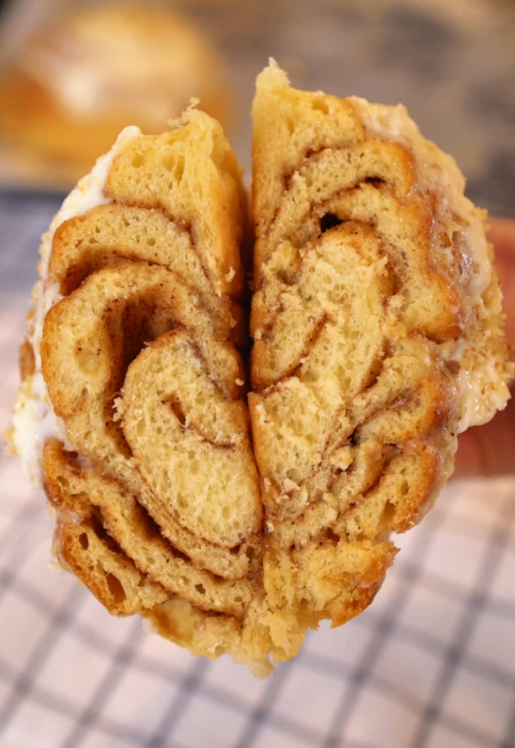 Beyaz Çikolatalı Kremalı Cinnabon – Cinnamon Roll with White Chocolate Cream 💫 Merhabalar bugün sizinle yumuşacık Cinnabon çöreklerinin tarifini paylaşmak istiyorum. Daha önce de Cinnabon yapmıştım, ama bu tarifle hamuru geliştirdim ve çörekler daha da güzel oldu. Hamur harika bir temel; isterseniz farklı malzemeler veya meyvelerle de deneyebilirsiniz. Hamur: 	1.	Ilık süt (3,3%) – 200 ml  	2.	Kuru maya – 7 g 	3.	Beyaz şeker – 80 g 	4.	Yumurta – 2 adet 	5.	Un – 400 g 	6.	Oda sıcaklığında tereyağı – 60 g 	7.	Tuz – 5 g 	8.	Krema ( 3,5)  – 200 g (çöreklerin üzerine sürmek için) Tarçınlı İç Harç: 	1.	Esmer şeker – 70 g 	2.	Tarçın – 30 g 	3.	Tereyağı – 80 g Beyaz Çikolatalı Krem Peynirli Krema: 	1.	Krem peynir – 100 g 	2.	Beyaz çikolata – 120 g 	3.	Pudra şekeri – 30 g Hamur: 	1.	Mayayı, süt ve şekeri karıştırın ve 20 dakika bekletin. 	2.	Bu karışıma elekten geçirilmiş unu ekleyin ve karıştırın, ardından tuzu ilave edin. 	3.	Yumurtaları ekleyin ve yoğurun; hamur toparlanınca yumuşak tereyağını ekleyip 10–15 dakika daha yoğurun. 	4.	Hamuru streç filmle örtün ve 2 saat mayalanmaya bırakın. Tarçınlı İç Harç: 	1.	Şeker ve tarçını karıştırın, tereyağını eritip soğutun. Şekillendirme: 	1.	Hamuru yaklaşık 0,5 cm açın, tereyağı sürün ve tarçınlı harcı eşit şekilde serpin. 	2.	Hamuru sıkıca rulo yapın ve dilimleyin. Bıçakla kesmek mümkün, ama ben diş ipi kullanmayı tercih ediyorum; böylece parçalar daha düzgün oluyor ve deforme olmuyor. 	3.	Ruloları yağlı kağıt üzerine dizin ve üzerini streç filmle kapatıp 2 saat daha mayalanmaya bırakın. Pişirmeden önce çöreklerin üzerine krema dökün. Pişirme: 	1.	Fırını 200°C’ye ısıtın ve çörekleri 10 dakika pişirin. 	2.	Sıcaklığı 180°C’ye düşürün ve 15–18 dakika daha, üzeri altın rengi olana kadar pişirin. Krema: 	1.	Beyaz çikolatayı eritin, krem peynir ve pudra şekeri ile karıştırın. 	2.	Sıvak çöreklerin üzerine sürün, isteğe göre kuruyemiş ekleyin. ❔Benzer tarifleri, gramajları bardak ve kaşık ölçüleriyle birlikte yorumlarda paylaşıyorum. Kendi deneyimlerinizi benimle paylaşın: Tarifi beğendiniz mi ve sizin için en zor kısım neydi? #milakurtulus #cinnamoroll #tarifvideoları #tatlıtarifi #tatlıtarifleri 