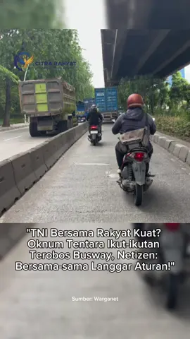 JAKARTA - Sebuah video yang merekam aksi seorang oknum anggota TNI melintas di jalur khusus Transjakarta (busway) bersama sejumlah pengendara sepeda motor dan mobil sipil viral di media sosial. Kejadian ini sontak memicu beragam reaksi dari warganet, yang mempertanyakan konsistensi penegakan aturan lalu lintas dan menyoroti slogan kebersamaan TNI dengan rakyat. Dalam rekaman yang beredar luas, terlihat jelas anggota TNI tersebut, yang mengenakan seragam dinas, melaju santai di jalur yang seharusnya steril untuk bus Transjakarta. Ia tampak tidak berbeda dengan puluhan pengendara lain yang nekat menerobos pembatas jalur. Pelanggaran ini bukan kali pertama terjadi, namun keterlibatan oknum aparat kembali menjadi perhatian utama. 