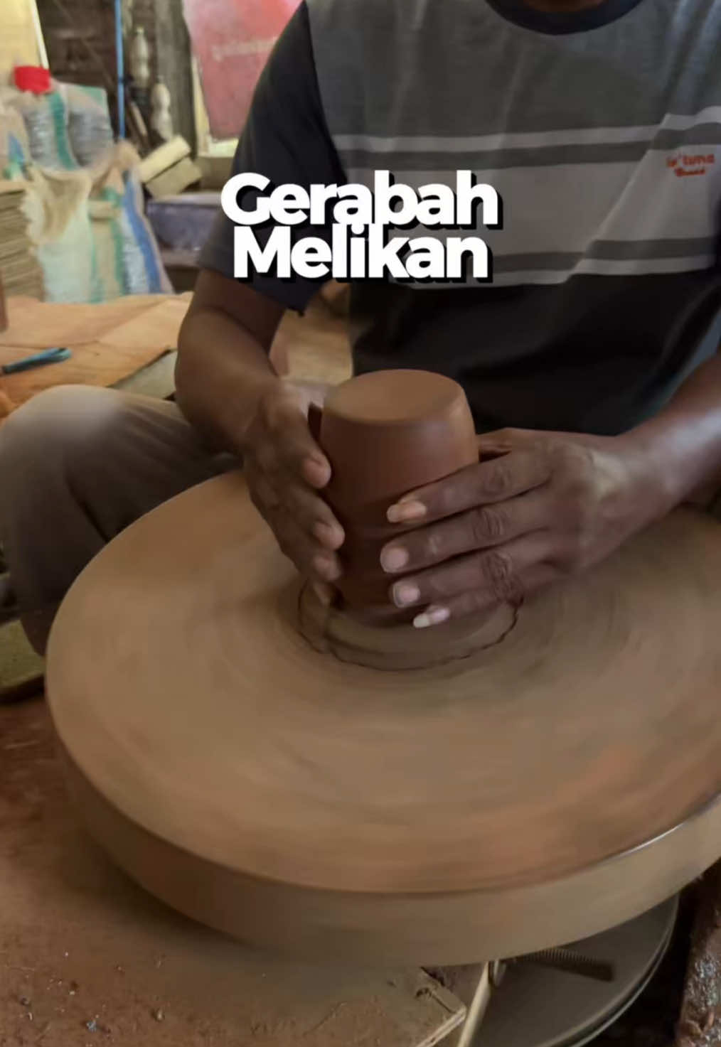 Gerabah Melikan memperoleh penghargaan pada Anugerah Pesona Indonesia 2025 kategori Cinderamata terbaik. Penganugerahan ini menjadi semangat baru bagi pengrajin setempat untuk terus memaksimalkan potensi Gerabah, bukan hanya sebagai cinderamata, tetapi sebagai wisata edukasi bagi masyarakat yang ingin mengenal proses pembuatan gerabah. #klatenkeren #bennyindra #klaten #gerabah 