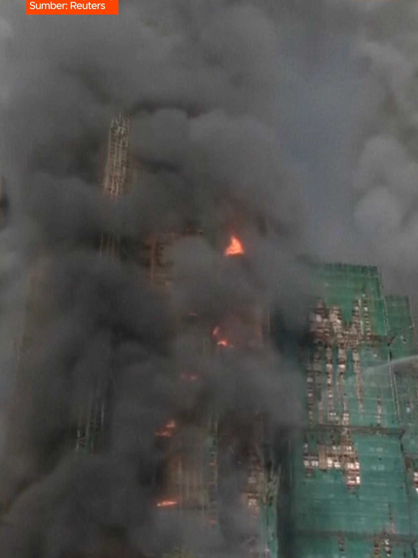 Empat individu disahkan maut selepas kebakaran besar melanda blok kediaman Wang Fuk Court, di daerah Tai Po, dekat utara Hong Kong pada Rabu. Beberapa individu dilaporkan masih terperangkap di dalam menara tersebut, menurut penyiar awam RTHK yang memetik kenyataan polis. Dua mangsa dilaporkan berada dalam keadaan kritikal selepas melecur teruk akibat terkena api dalam kebakaran tersebut. #AWANInews