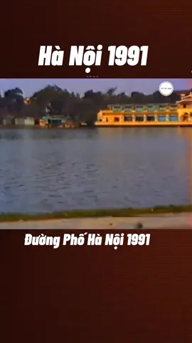 Phố phường Hà nội. Cảnh người dân đi lại mua bán trên trên phố 1991.  #nongthonvietnam #nongthonbacbo #quehuongvietnam #Kyucxua #đamcuoixua 