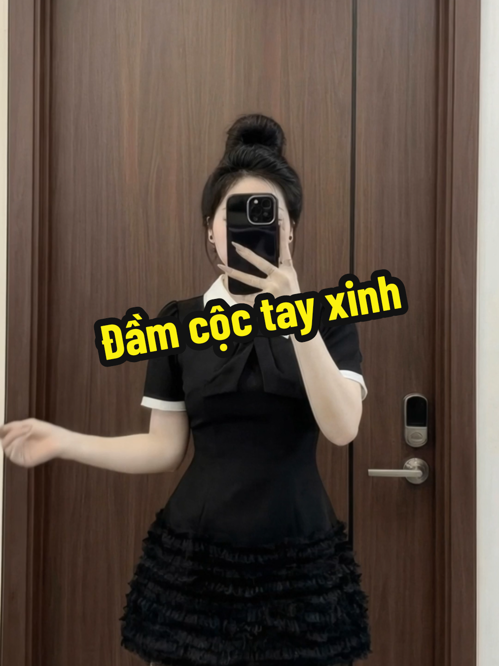 Đen trắng đơn giản mà sang hết phần thiên hạ, chiếc đầm mặc lên là auto bị gán là ngoan hiền 🤣 , giá đầm đang hời ng đẹp tranh thủ săn đi nhé #xinhdepmoingay #outfitxinh #thoitrangnu #xuhuong 