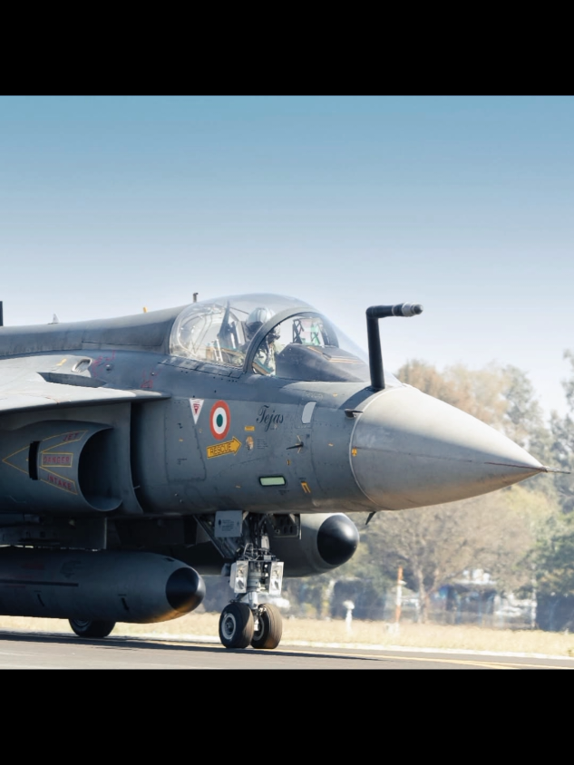 Long live the brave heart Wing Commander Namansh Syal 🙏 Jai hind 🇮🇳 Om shanti.  ------- HAL Tejas adalah pesawat tempur ringan generasi modern buatan India yang dikembangkan oleh Hindustan Aeronautics Limited (HAL) bersama DRDO. Pesawat ini dirancang sebagai Light Combat Aircraft (LCA) untuk menggantikan MiG-21 yang sudah tua dalam layanan Angkatan Udara India. Tejas memiliki desain sayap delta, konstruksi berbahan carbon-fiber composite, serta sistem kendali penuh fly-by-wire, sehingga memberikan kelincahan tinggi dan bobot lebih ringan dibandingkan pesawat tempur lain di kelasnya. Pesawat ini dapat menjalankan berbagai misi, termasuk pertempuran udara jarak dekat, serangan udara ke darat, hingga misi pengintaian. Tejas dibekali radar modern (varian terbaru menggunakan AESA radar), kokpit digital glass cockpit, serta dapat membawa berbagai rudal seperti Astra, Derby, Python-5, dan bom berpemandu. Pesawat ini menggunakan satu mesin turbofan dan tersedia dalam beberapa varian seperti Tejas Mk1, Tejas Mk1A, Tejas Mk2 (sedang dikembangkan), serta versi Angkatan Laut yang dimodifikasi untuk operasi kapal induk. Sebagai jet tempur modern pertama yang dirancang dan diproduksi India sendiri, Tejas menjadi simbol kemandirian teknologi pertahanan India dan terus dikembangkan untuk memenuhi kebutuhan tempur masa depan.#CapCut #military #fyp #viral #aviation 