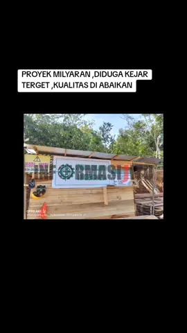 PROYEK MILYARAN RKB MAN 1 LUBUKLINGGAU DIRAGUKAN KUALITASNYA: K3 ABAI, CAMPURAN COR ASAL JADI! LUBUKLINGGAU – Pembangunan Gedung Ruang Kelas Baru (RKB) Madrasah Aliyah Negeri (MAN) 1 Kota Lubuklinggau yang menelan anggaran fantastis dari Anggaran Pendapatan dan Belanja Negara (APBN) Tahun Anggaran 2025 senilai Rp3.347.364.000,- menjadi sorotan tajam. Proyek yang dikerjakan oleh CV. Daya Guna Arta dengan waktu pelaksanaan super singkat, hanya 50 Hari Kalender, ini terindikasi memiliki kualitas yang sangat diragukan dan mengabaikan standar keselamatan kerja.  Campuran Cor Asal-Asalan, Tanpa Takaran Standar Berdasarkan pantauan langsung di lokasi proyek dikota Lubuklinggau ini meskipun baru berjalan sekitar dua minggu, pengerjaan pondasi dan tiang cor yang sudah berdiri menunjukkan kejanggalan serius. Ditemukan bahwa proses pengecoran menggunakan mesin molen manual tanpa adanya aturan atau standar takaran khusus. Hal ini jelas melanggar spesifikasi teknis konstruksi yang mengharuskan campuran beton memiliki rasio yang terukur untuk menjamin kekuatan struktural. Lebih mengkhawatirkan, saat cor tiang diperiksa, tampak material batu berukuran besar tercampur di dalamnya, mengindikasikan bahwa cor yang digunakan tidak homogen dan tidak murni, sangat berpotensi mengurangi daya tahan dan usia pakai bangunan. Bahkan, kedalaman pondasi pada beberapa titik terlihat tidak seragam.  Keselamatan Kerja Diabaikan, Pekerja Tanpa K3 Aspek paling fatal yang terlihat jelas adalah pengabaian terhadap Keselamatan dan Kesehatan Kerja (K3). Para tenaga kerja terlihat bekerja tanpa menggunakan Alat Pelindung Diri (APD) standar keselamatan seperti helm proyek atau sepatu keselamatan (sepatu safety). Kondisi ini sangat membahayakan nyawa pekerja dan melanggar Undang-Undang Ketenagakerjaan.  Tutup-Tutupi dan Pengawas 