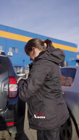 Încă se mai construiește în Botoșani, dar mai mult se repară. De aceea, parcările magazinelor de materiale de construcții sunt pline.  Clienții își înfrânează pornirile și cheltuie doar pentru strictul necesar.  Problema lor cea mai mare sunt însă meseriașii, care sunt greu de găsit. #voceabotosani #botosani 