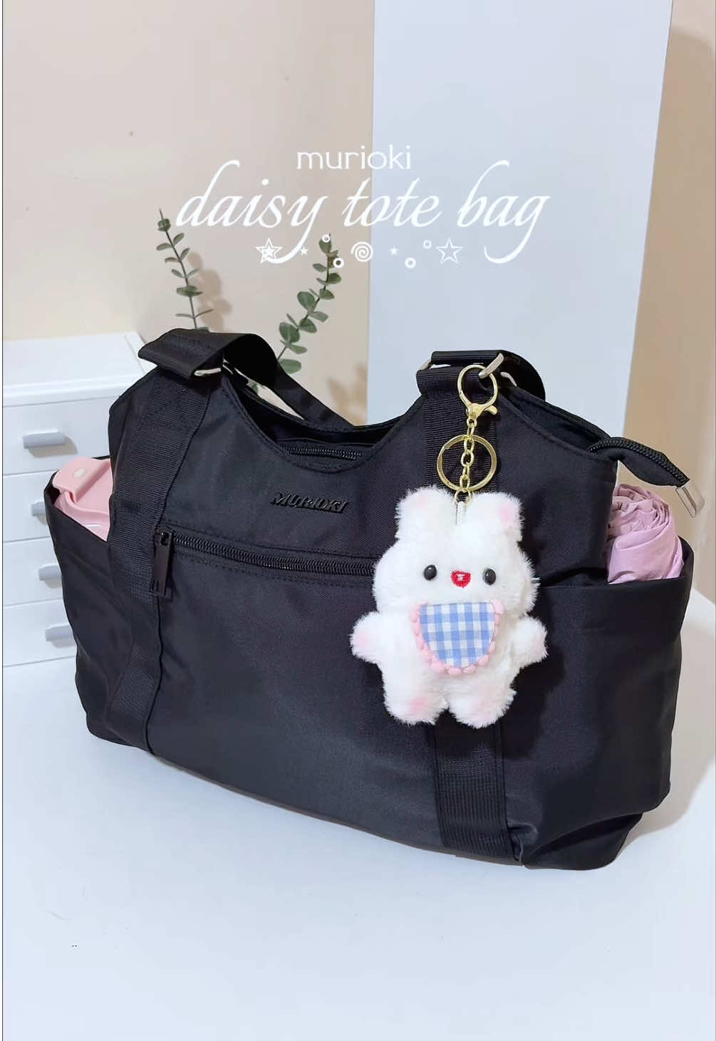 MURIOKI Daisy Tote Bag/ Shoulder Bag 🖤💗 Recommended as university or work bag. Spacious and fits a lot of things! With free plushie keychain super cute! 💗🌸 #fyp #totebag #shoulderbag #bag #muriokibag @MURIOKI Fashion Shop 