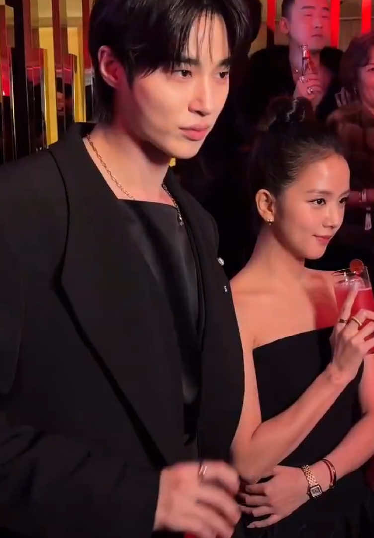 Jisoo with Byeon Woo Seok at Cartier Party #jisoo #byeonwooseok #jichu #kimjisoo 