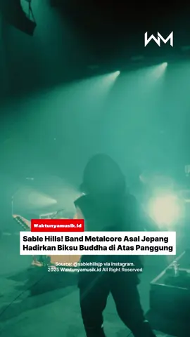 Energinya gila banget 🔥🔥🔥🔥🔥🔥🔥 @SABLE HILLS lagi-lagi buktiin kalau metalcore Jepang selalu punya kejutan. Di single terbaru mereka, “Namu”, ada sesuatu yang hampir nggak pernah muncul di skena metal modern yaitu seorang biksu Buddha sungguhan, lengkap dengan performa live yang bikin merinding. Dirilis lewat Arising Empire, “Namu” makin memantapkan Sable Hills sebagai salah satu band metalcore Asia yang siap meledak secara global. Perpaduan antara nuansa spiritual tradisional dan agresivitas metal mereka terasa organik, unik, dan powerful tanpa ada yang terasa dipaksakan. Sumpah, ini pengalaman yang beda. Kalau kamu belum denger, siap-siap kaget. 🚨 #waktunyamusikid #sim #sablehills
