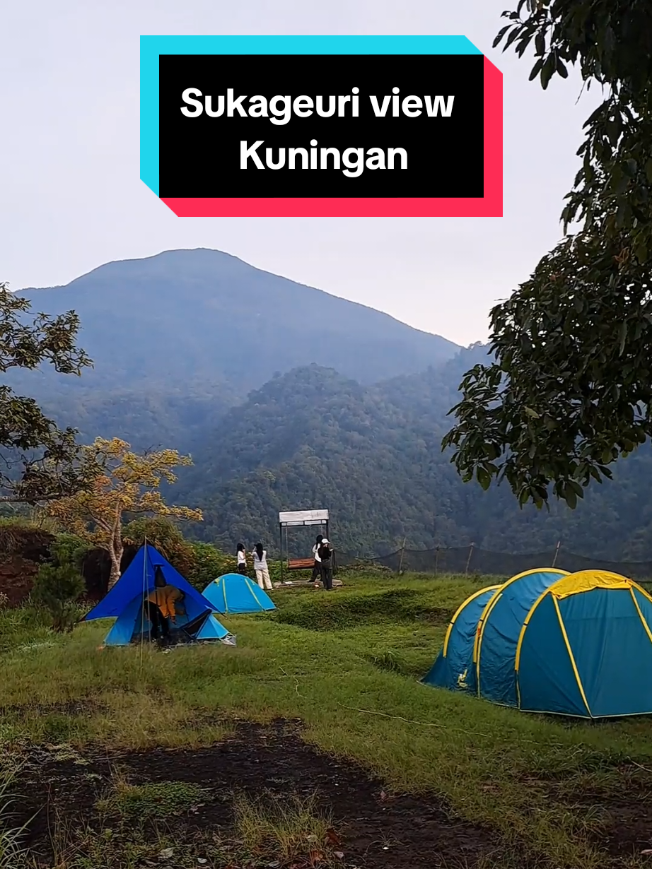 Sukageuri view merupakan salah satu rekomendasi tempat camping di Kuningan.. Kalau cuacanya lagi bagus,kalian bisa menikmati momen sunrise, citylight, sunset dengan view gunung ciremai, dan kalau lagi beruntung juga keliatan gunung slamet dari Sukageuri view ini.. Untuk lokasinya berada di jln cisantana, cisantana  cigugur, Kuningan jawa barat #sukageuriview #sukageuriviewkuningan #gunungciremai #sunset #sunrise 