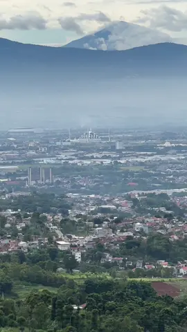 Rumah kecil ini bisa melihat pemandangan yang begitu indah 😍 melihat aljabar, GBLA dan gunung cikuray 😍. #cartil #bandunghits #xyzbca #fyp #trending 