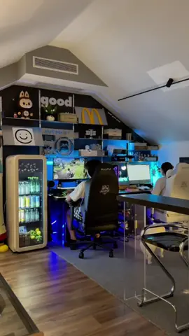 Why let temperature variations compromise your experience? HCK crafts the perfect home for your finest pours. 🍾️❤️ #fridge #refrigerator #retro #cozy #vintage     