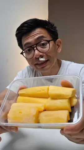 Banyak orang percaya tape singkong itu sehat karena katanya “mengandung probiotik.” Padahal… yang terjadi di dalam tubuh bisa sangat berbeda. 1. Awalnya tape memang mengandung bakteri baik Tape dibuat dari singkong + ragi, dan proses awal fermentasi memunculkan bakteri seperti Lactobacillus dan khamir. Studi lokal tahun 2025 bahkan berhasil mengidentifikasi beberapa strain dari ragi tape yang potensial sebagai probiotik. 🔸 2. Fermentasi mengubah singkong menjadi gula sederhana Saat ragi bekerja, enzim memecah pati singkong menjadi glukosa. Itulah kenapa tape terasa manis. Dan ketika kamu makan tape, gula sederhana ini langsung diserap → langsung naik → memicu glucose spike. Studi Nutrients 2020 (Tricò et al.) menunjukkan bahwa lonjakan glukosa akut bisa merusak fungsi endotel (dinding pembuluh darah) pada individu dengan intoleransi glukosa. Ini adalah mekanisme awal yang mempercepat risiko prediabetes → diabetes tipe 2. 🔸 3. Glucose spike = risiko besar untuk diabetes tipe 2 Lonjakan gula darah cepat membuat tubuh: meningkatkan stres oksidatif, menurunkan fungsi endotel, meningkatkan resistensi insulin, mempercepat perburukan metabolik 🔸 4. Semakin lama fermentasi → probiotik makin hilang → alkohol makin tinggi Ini fakta penting yang sering tidak diketahui: ✔ Probiotik hidup mulai mati setelah kadar alkohol meningkat ✔ Fermentasi hari ke-3/4 → alkohol semakin tinggi, gula mulai berkurang ✔ Kombinasi gula + alkohol ini bikin: asam lambung naik perut panas GERD mudah kambuh Karena itu banyak orang merasa tidak nyaman setelah makan tape, bahkan yang sistem cernanya normal sekalipun. 🔥 KESIMPULAN Tape singkong bukan makanan buruk, tapi bukan juga “probiotik sehat” seperti yang banyak dipercayai. Probiotiknya hanya ada di fase awal fermentasi, Gula sederhana dalam tape dapat memicu lonjakan gula darah Pada individu yang berisiko diabetes, ini bisa mempercepat kerusakan vaskular Semakin lama fermentasi, alkohol naik & probiotik turun, meningkatkan risiko asam lambung & GERD #tape  #singkong  #probiotik  #guladarah 