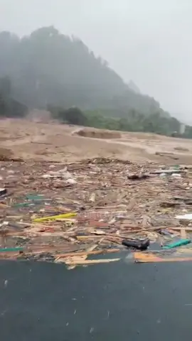 Lonsor di Pinggir Danau Lut Tawar tepat nya di Mendale, Takengon meratakan salah satu penginapan yang ada di wilayah saya. Rabu 26 nov 