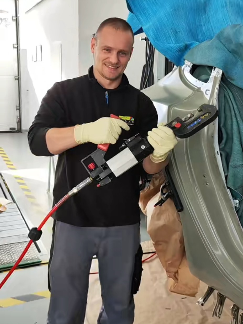 So werden Fahrzeugteile ans Auto geklebt 😂 Nieten, klebe und schweißen 👀 #mechaniclife #tool #fyp #carrepair #mechanicsoftiktok 