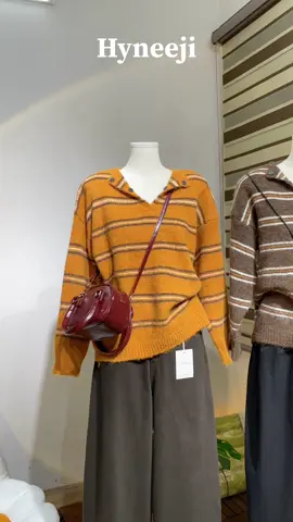 ✨ MS: HA371 - Mẫu mới cập bến nàng ơi 🍂 Phong cách vintage nhẹ nhàng siêu xinh 🧶 Áo len dài tay kẻ ngang, cổ V dễ mặc 💁‍♀️ Form rộng thoải mái, che khuyết điểm 🍁 Combo tone cam – nâu chuẩn vibe mùa thu đông 👉 H.àng có s.ẵn - M.ua ngay tại sọp pe #Hyneeji  #aolendaitay #aolenxinh #phoidoxinh #phoidothudong 