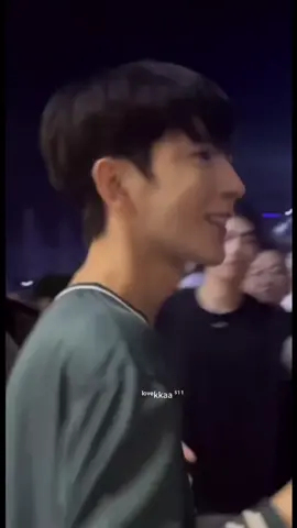 #yumenglong #凛北川  他拼命签名的样子好像生怕没有下次⋯