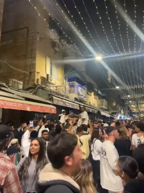 A beautiful moment captured at Mahane Yehuda Market in Jerusalem: joyous celebrations of Sigd, the Ethiopian Jewish holiday honoring the acceptance of the Torah. Credit:@allergictotomatoes