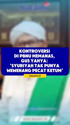 Gus Yahya mengumpulkan para pengurus wilayah NU di Gedung PBNU Jakarta usai muncul surat pemecatan dirinya oleh Syuriyah PBNU. Di hadapan PWNU, ia menegaskan bahwa dokumen yang beredar tersebut tidak sah karena masih berstatus draf, tidak memenuhi syarat tanda tangan, serta gagal diverifikasi melalui sistem digital resmi NU. Gus Yahya juga menyatakan bahwa Rapat Harian Syuriyah tidak memiliki kewenangan untuk memberhentikan Ketua Umum PBNU, sebab mekanisme pencopotan hanya dapat dilakukan melalui Muktamar. Ia menilai proses penyebaran surat yang beredar bukan prosedur resmi organisasi, sehingga tak dapat dijadikan dasar keputusan apa pun. www.bacaini.id ----------  #bacaini #gusyahya #muktamar #pbnu #nu ----------- Punya informasi menarik lainnya disekitarmu? Atau keluhan atas fasilitas maupun layanan publik, tag bacaini.id untuk repost.