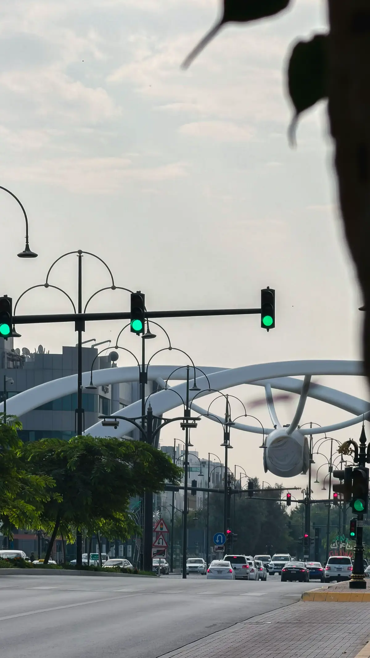 قريباً سيُرفع الستار عن ساعة العين الجديدة 🕔💜، ويتناغم حضورها مع اللمسات الجمالية حول تقاطع الساعة🌺💜 #العين #alain #fyp #الامارات #تقاطع_الساعة 