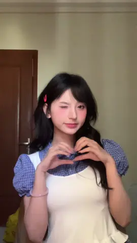 vid quay lúc 5h sáng -)) áo nhà này mặc vào như cinderella zzz @SAIGONESE 